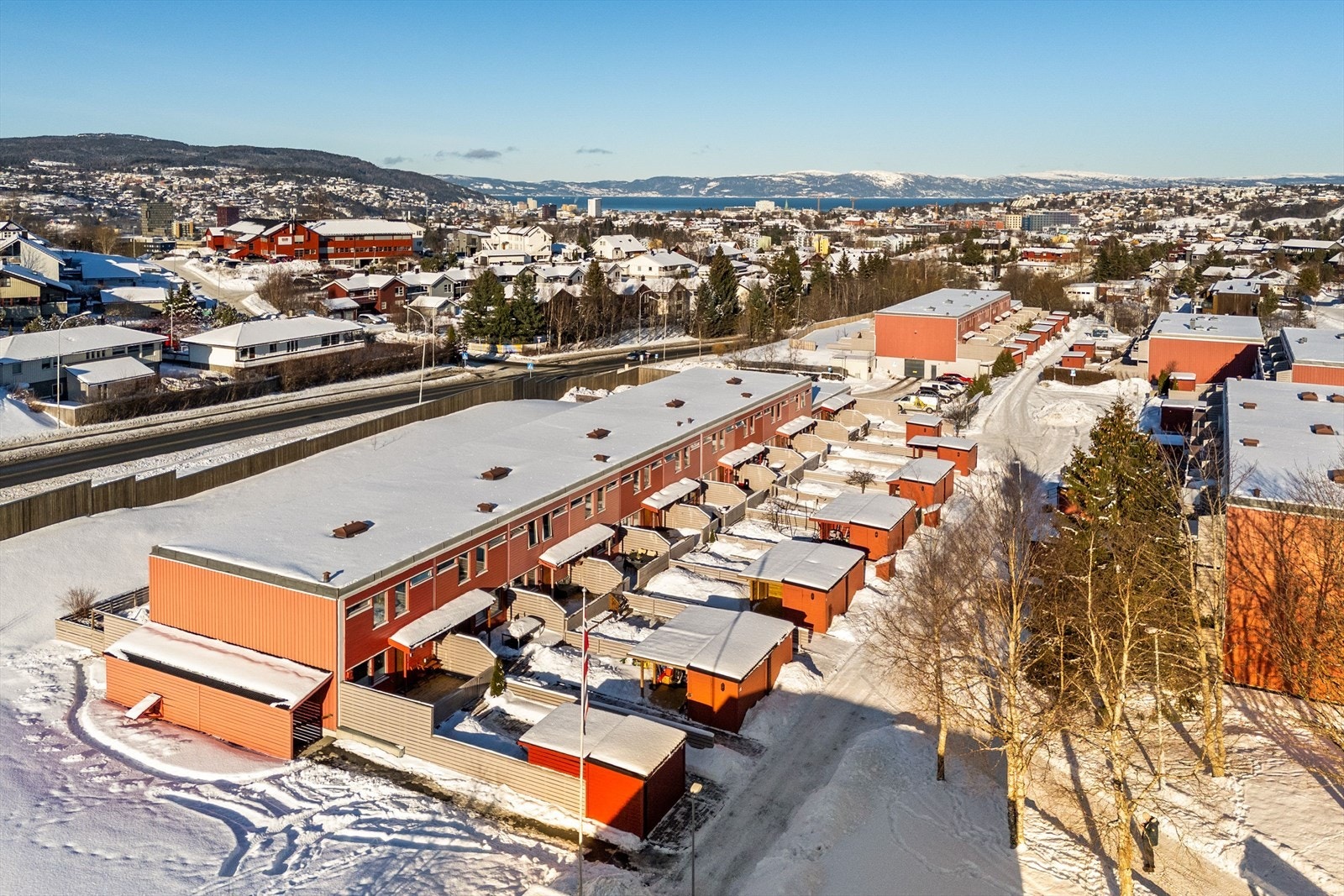 Rekkehuset nyter en attraktiv beliggenhet i feltet vendt mot grøntareal. Galleribilde