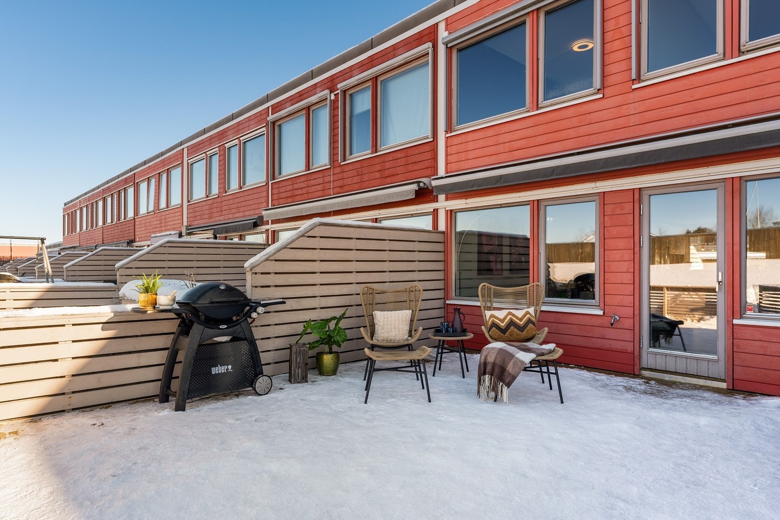 Med adkomst fra stuen ankommer man en 35 kvm stor terrasse med glimrende solforhold og god plass til ønsket møblement. Terrassen ble oppgradert i 2021 og har markise som skjermer for sol og duskregn. Galleribilde