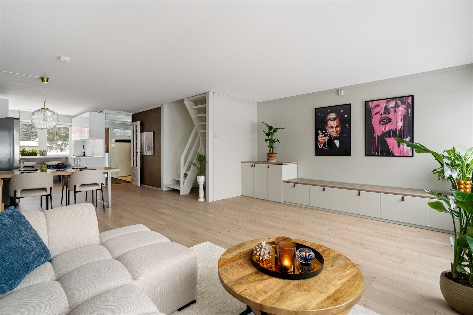 Rommet har gjennomlys fra vinduer i hver ende, noe som gir gode lysforhold gjennom dagen. Galleribilde