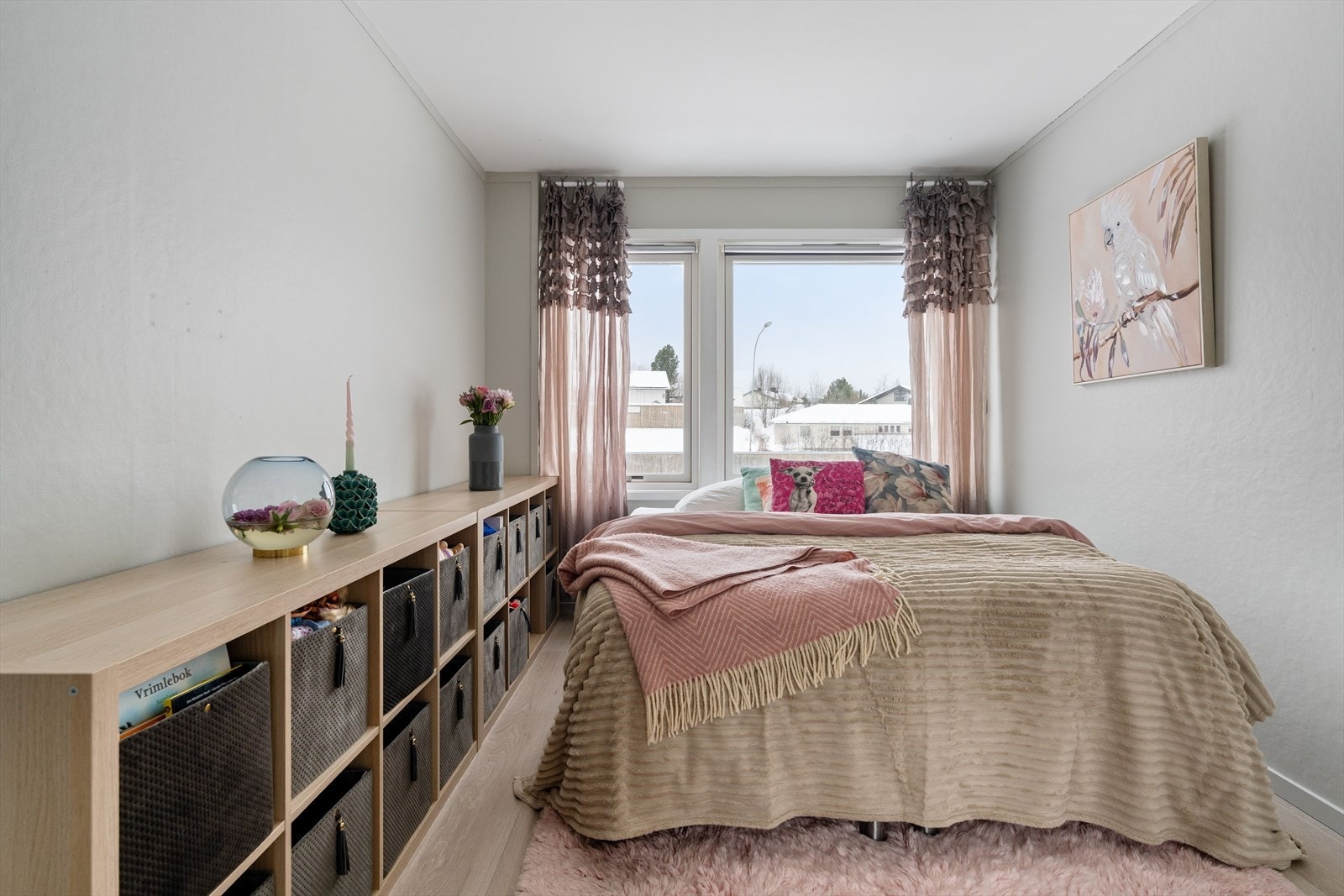 I 2. etasje ligger alle soverommene samlet, som gir en praktisk løsning for familielivet. Galleribilde