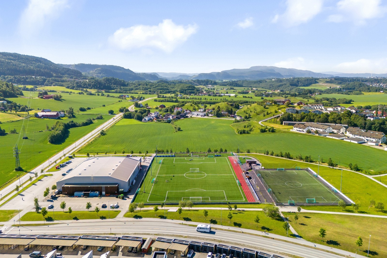 Det er gangavstand til Utleira I.L. sitt idrettsanlegg med kunstgressbaner, løpebane, flerbrukshall med styrkerom m.m. Galleribilde