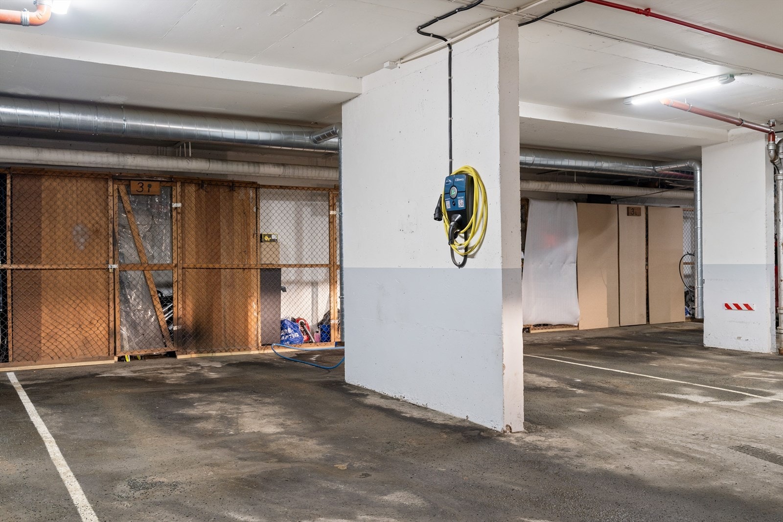 Det medfølger fast parkeringsplass i garasjekjeller med enkel adkomst rett ved rekkehuset, noe som gjør hverdagen både praktisk og lettvint. Det er også etablert elbillader. Galleribilde