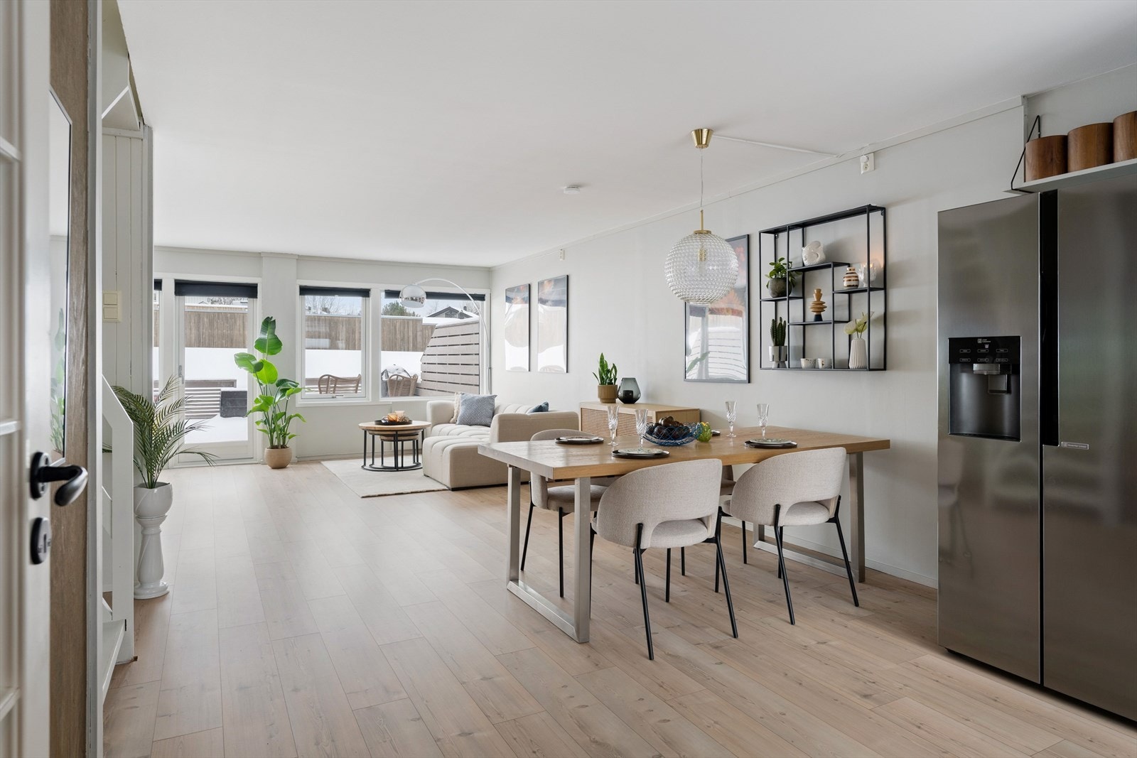 Stuen har en romslig og praktisk utforming som gir god plass til både spisebord, sofagruppe og mediemøblement. Galleribilde