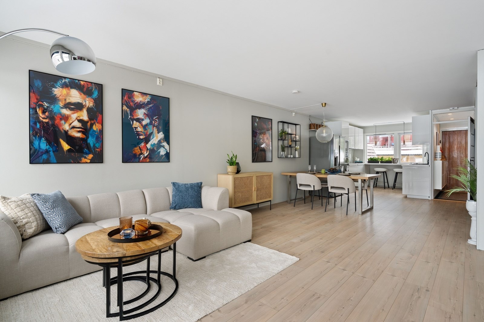 I forlengelse av entréen finner man et fantastisk allrom bestående av stue, spisestue og kjøkken. Galleribilde