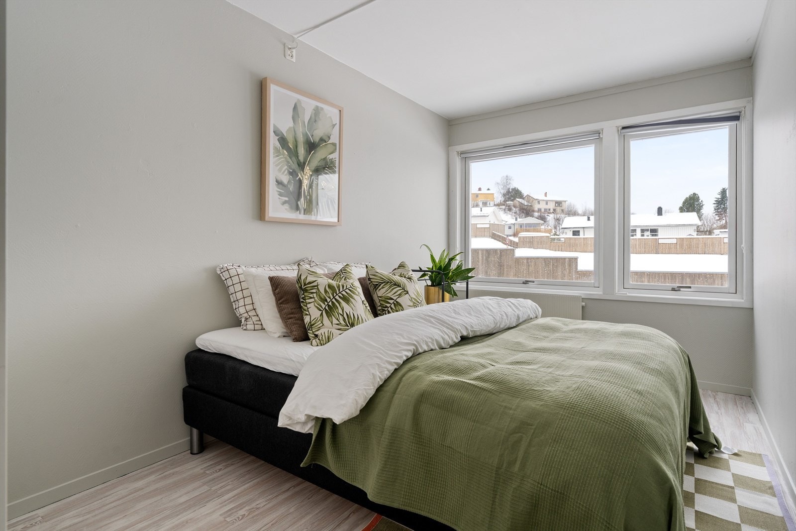 Hvert rom er romslig med plass til seng, arbeidsbord til lekser eller hobby, samt garderobeløsning for klær. Galleribilde