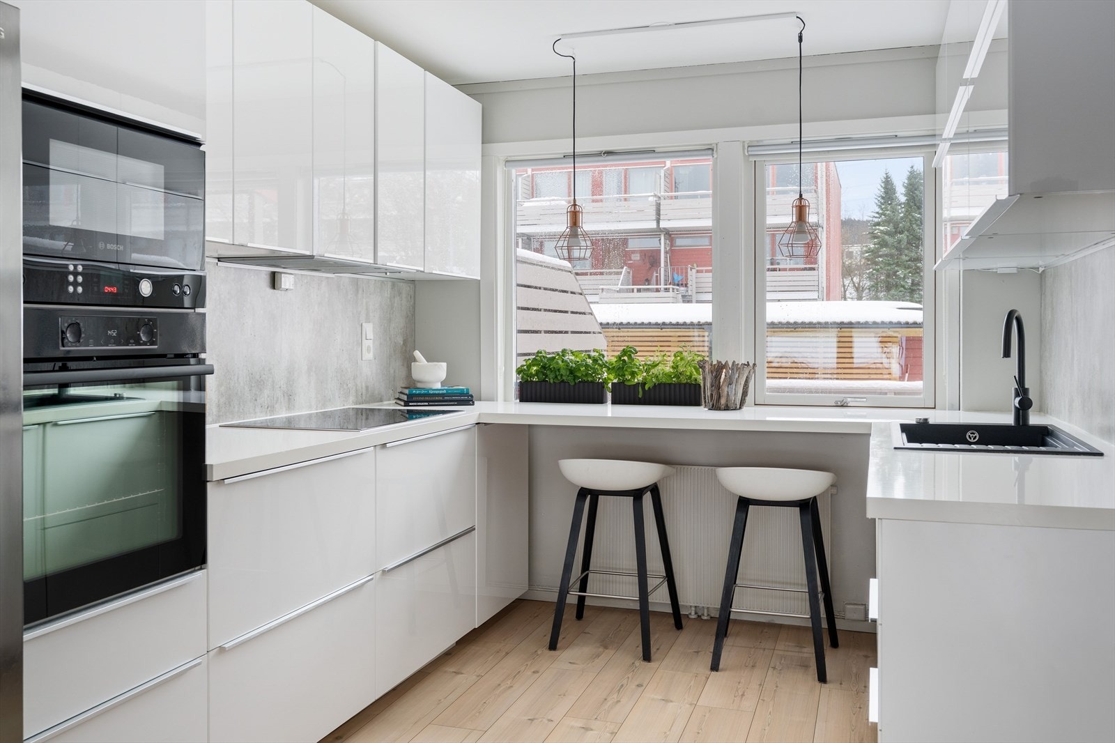 Kjøkkenet, som var nytt i 2015, har et smakfullt og tidsmessig design med gode benkeplater, praktiske løsninger og rikelig med oppbevaringsplass. Galleribilde