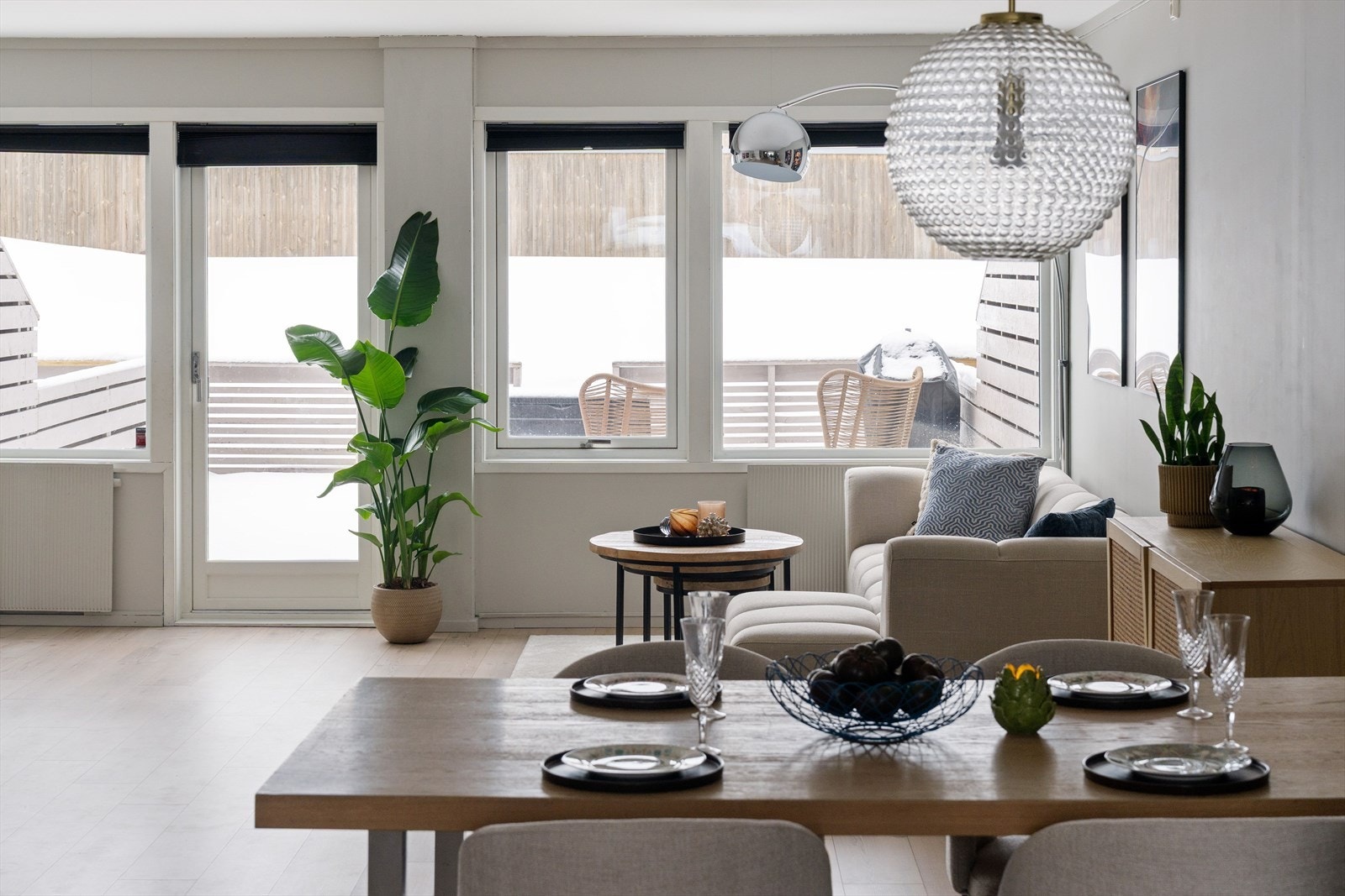 Planløsningen gjør det enkelt å etablere naturlige soner for måltider og opphold. Galleribilde