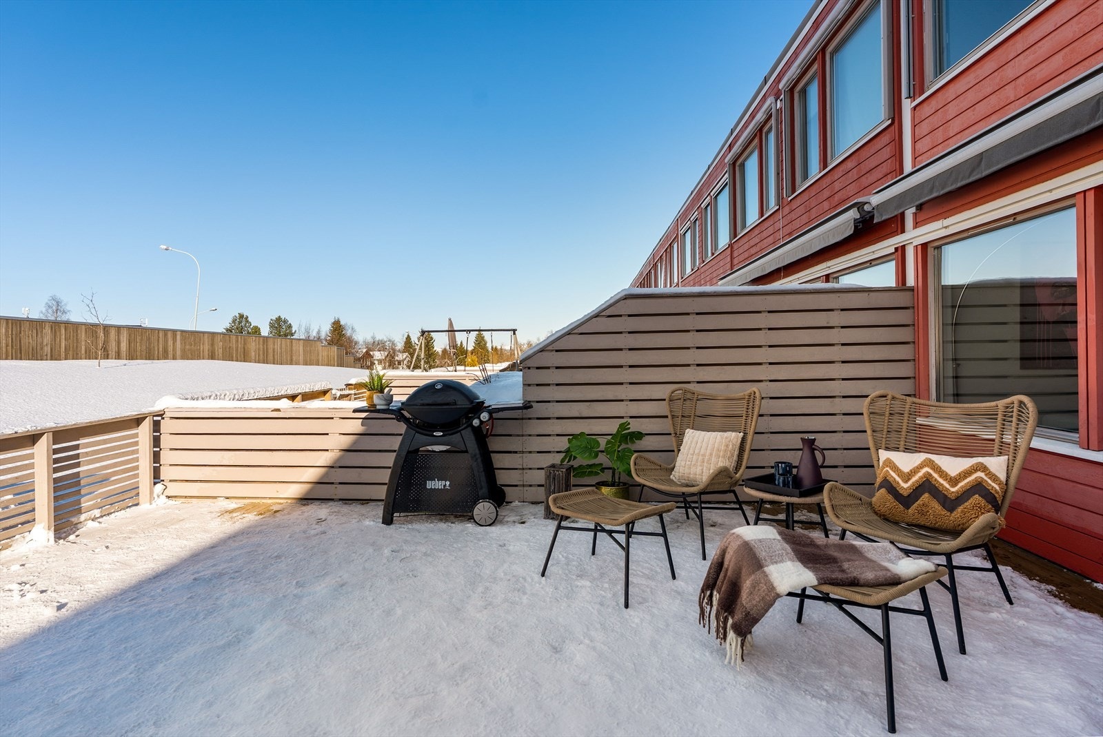 Med uteplass både foran og bak får du optimale solforhold hele dagen. Start dagen i morgensolen ved inngangspartiet mot øst, og nyt ettermiddags- og kveldssolen på den lune vestsiden. Galleribilde