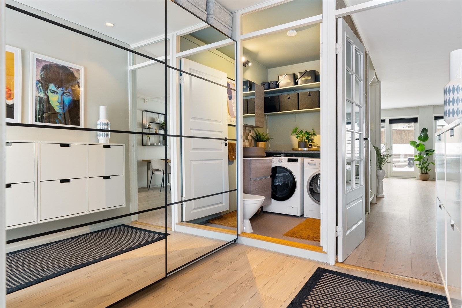 Innenfor døra blir man møtt av romslig entré med gode oppbevaringsmuligheter i skyvedørsgarderobe. Galleribilde