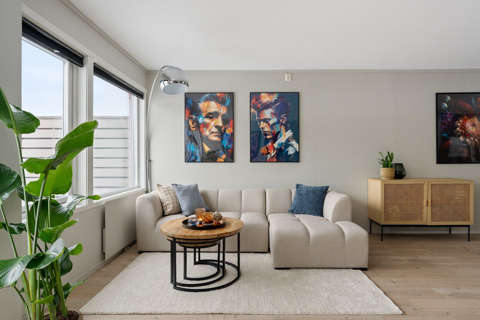 Det er lagt 1-stavs gulv på stuen og veggene er malt i tidløse nyanser. Galleribilde