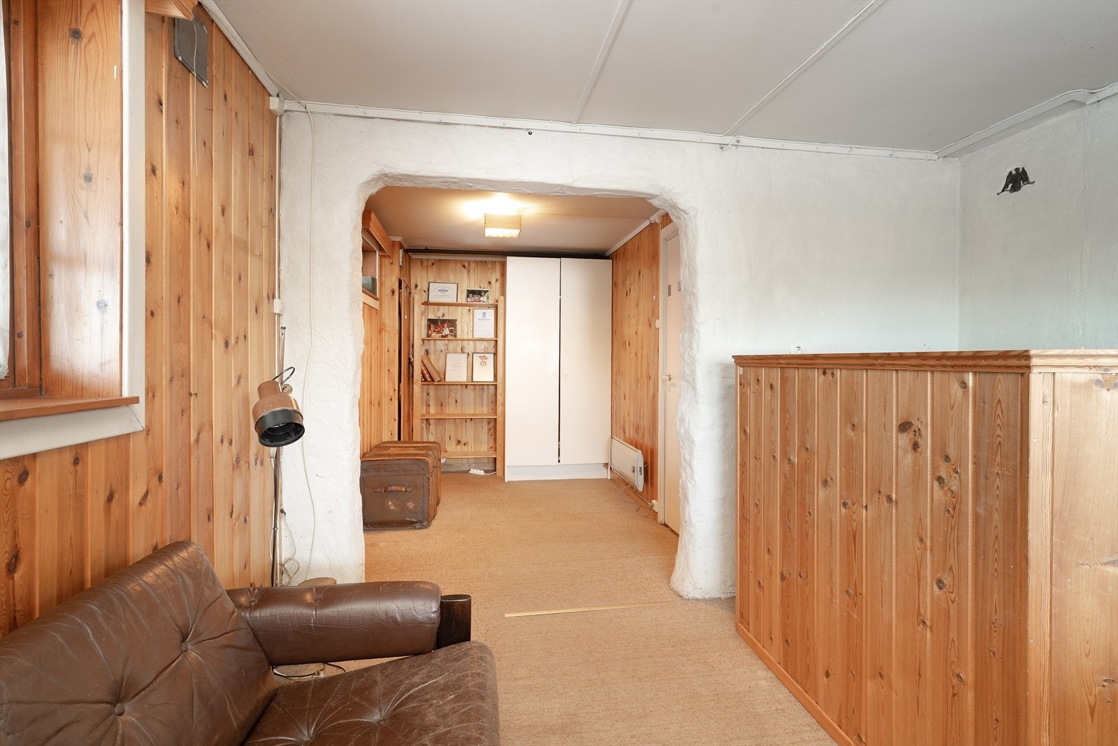 Stua er utvidet mot tidligere bod og har derav en god størrelse.
Bod tilliggende kjellerstua er åpnet opp og integrert i denne, uten at dette er omsøkt og godkjent av kommunen. Galleribilde