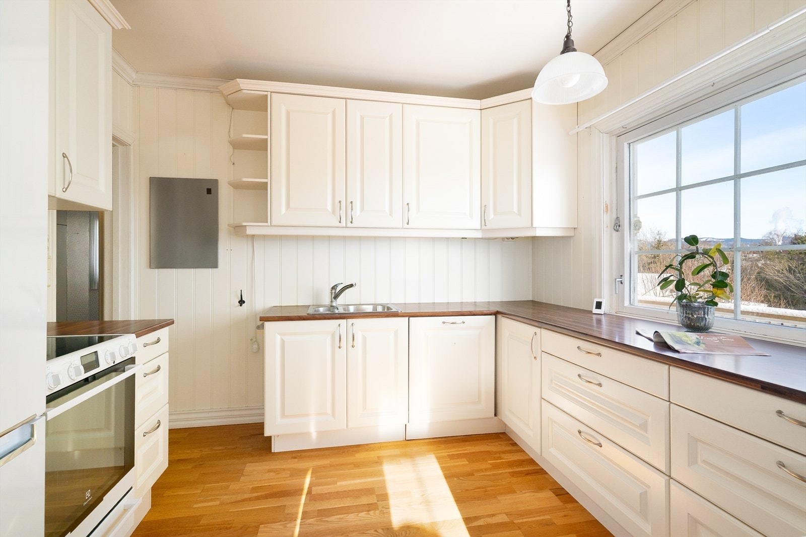 Det er gode arbeidsflater på laminerte benkeplater, hvor det tilføres godt arbeidslys fra vinduet. Galleribilde