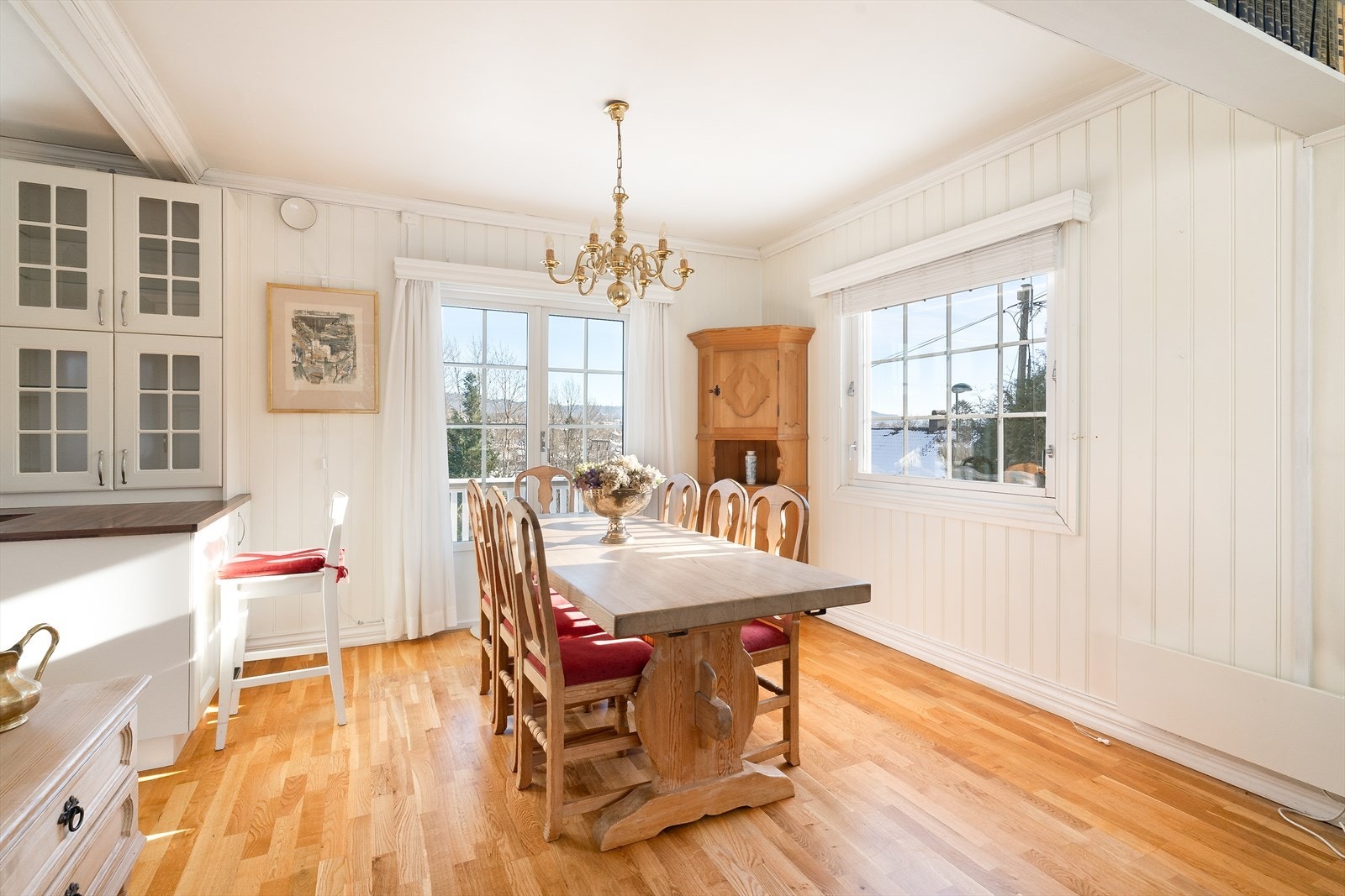 Fra spisestua er det utgang til de flotte terrasseområdene som går videre rundt boligen og bort til hagen. Galleribilde