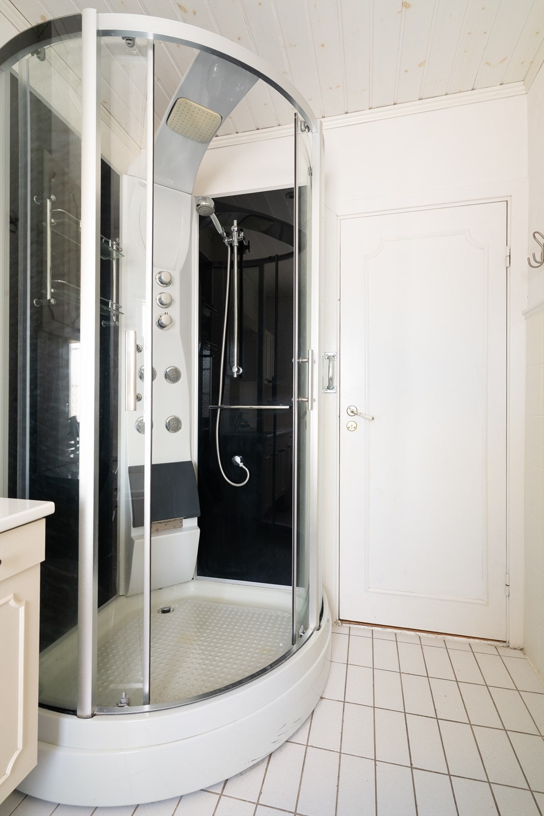 Badet er også innredet med dusjkabinett. Det er panel i taket med down-light belysning. Galleribilde