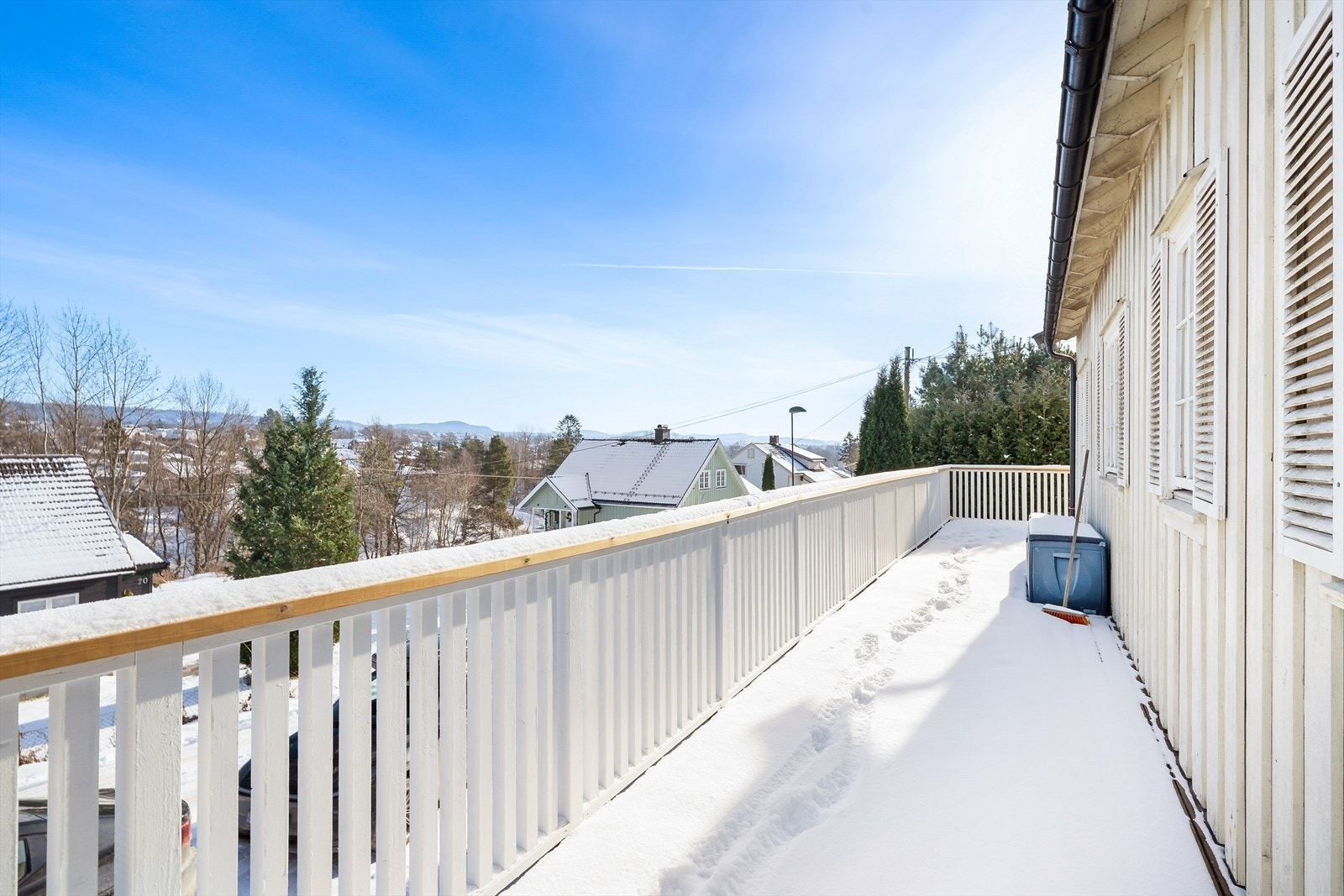 Terrassen er videreført på siden av boligen og rundt fasaden mot øst. Galleribilde
