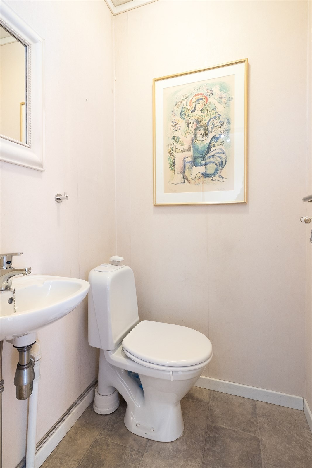 Boligen har egne toalettrom, ett i hver etasje. Toalettrommet i hovedetasjen har en sentral plassering, mellom oppholdsrom og soverom. Galleribilde