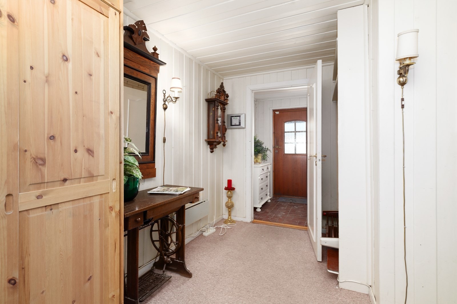 Med adkomst fra hyggelig, overbygget inngangsparti kommer man inn i yttergang med flislagt gulv. Videre inn er det trappegang med lyse overflater og egen nisje til sko- og ytterklær. Galleribilde