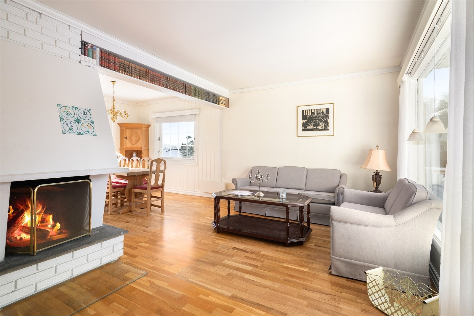 I dagligstua er det gode lysforhold med stort vestvendt vindu og lyse veggoverflater. Stua har en stemningsfull peis for lun varme på kjølige dager, med glassplate på gulvet. Galleribilde