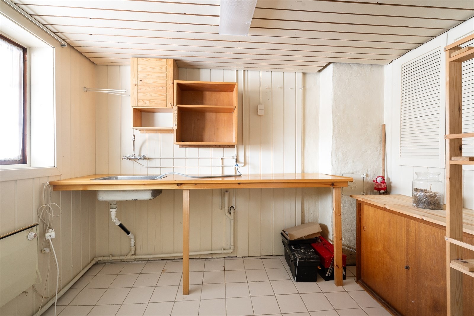 Vaskerommet er innredet med benkeplate med nedfelt vask samt opplegg for og plass til vaskemaskin. Vaskerommet fra 80-tallet har for øvrig god plass til oppbevaringsmøblement. Galleribilde