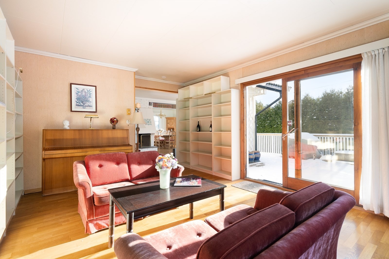 Inntil dagligstua er det i påbygget del fra 1977 også en romslig stue med god plass til møblering. Galleribilde