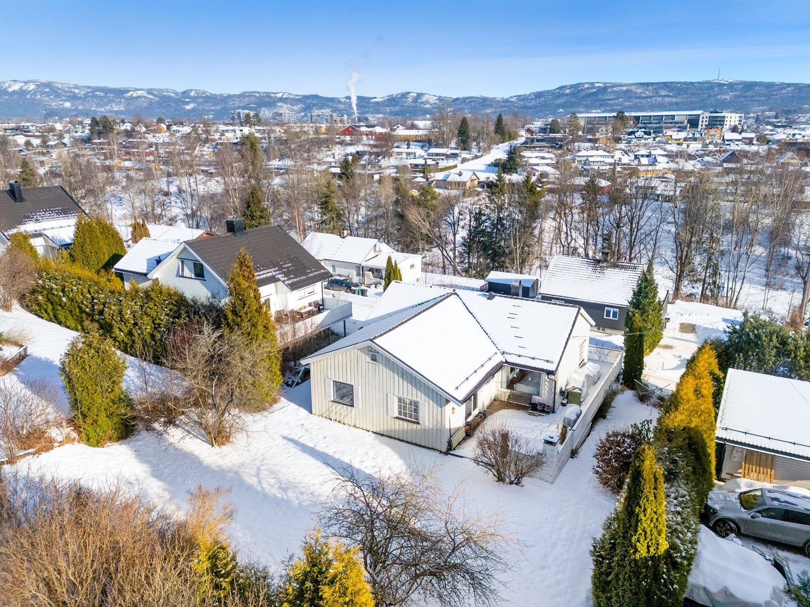 Boligen ligger på en romslig og veletablert tomt som ligger høyt og fint i terrenget med flott utsikt mot nærområdet og over mot Vealøs i øst. Galleribilde