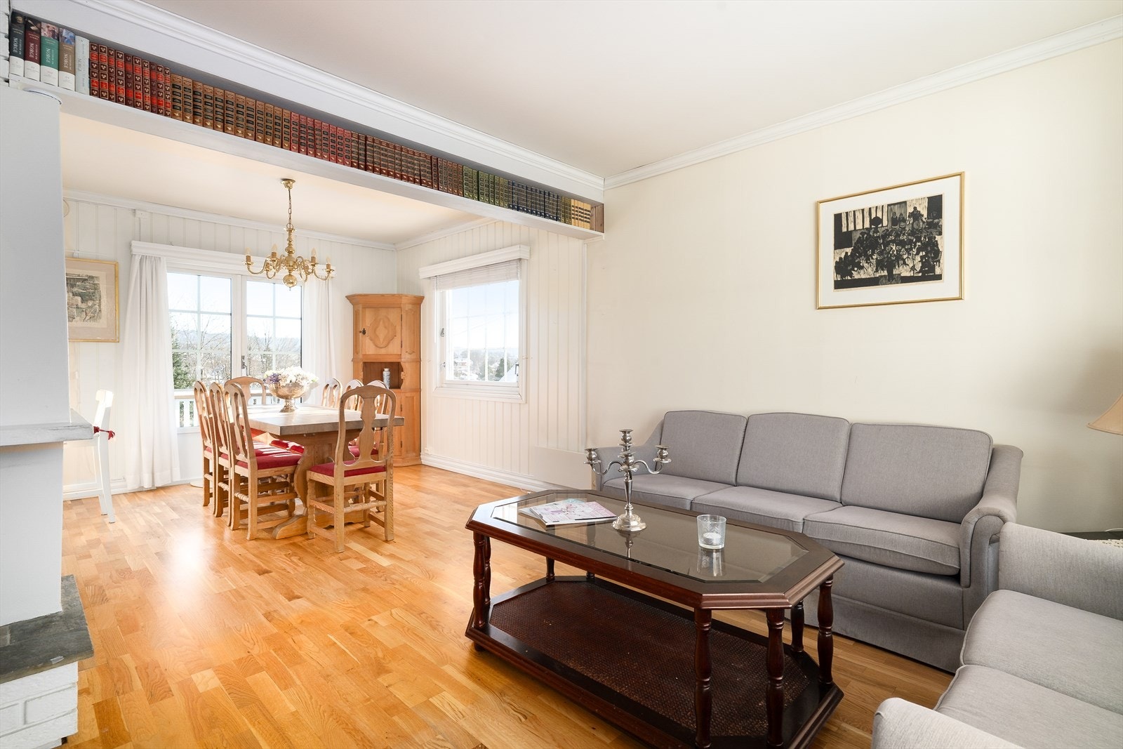 Boligen har to lyse og koselige stuer i tillegg til spiseplass ved kjøkkenet. Galleribilde