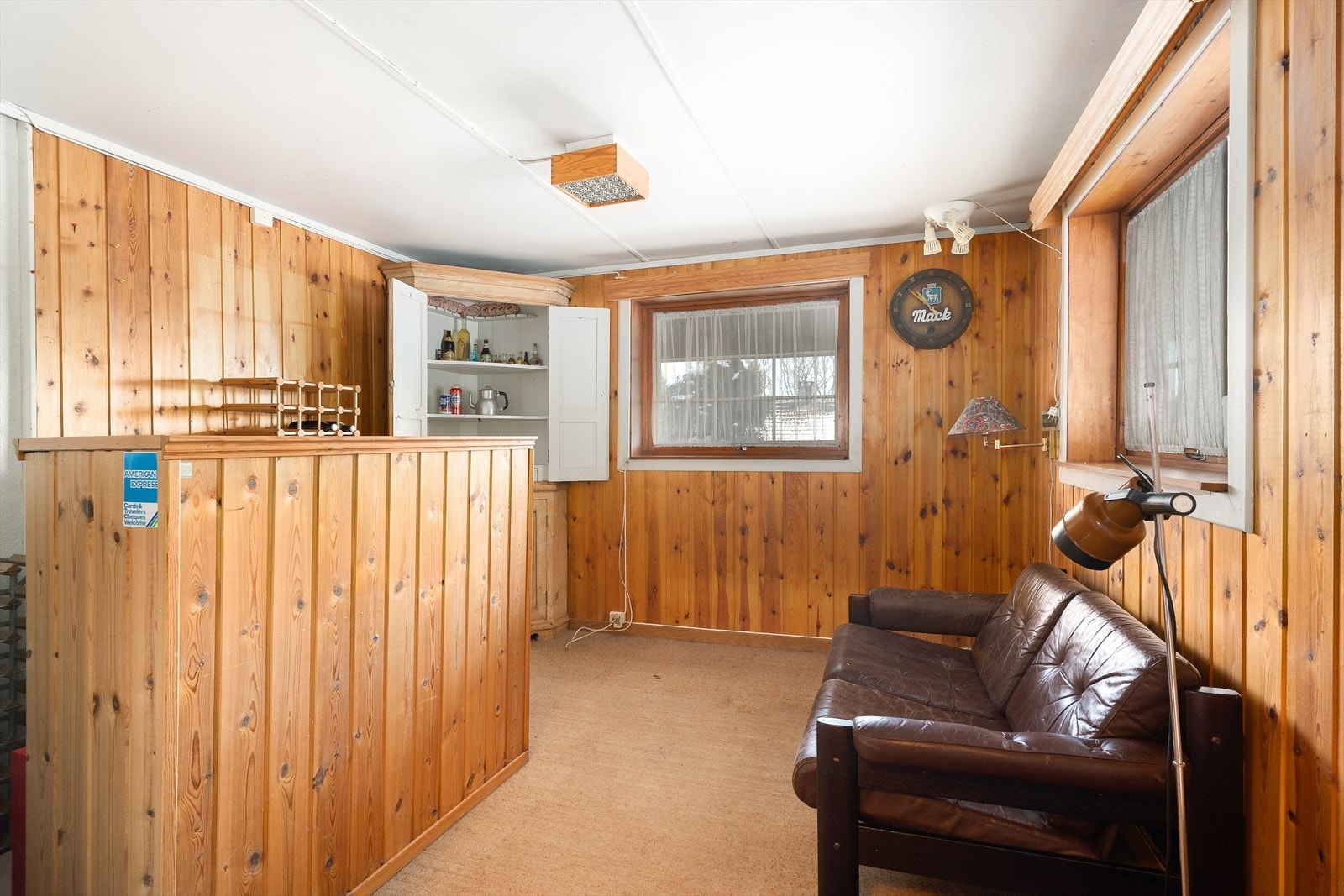 I underetasjen er det innredet kjellerstue med mange bruksmuligheter, f.eks. en ekstra tv-stue eller et "friområde" for tenåringene. Galleribilde