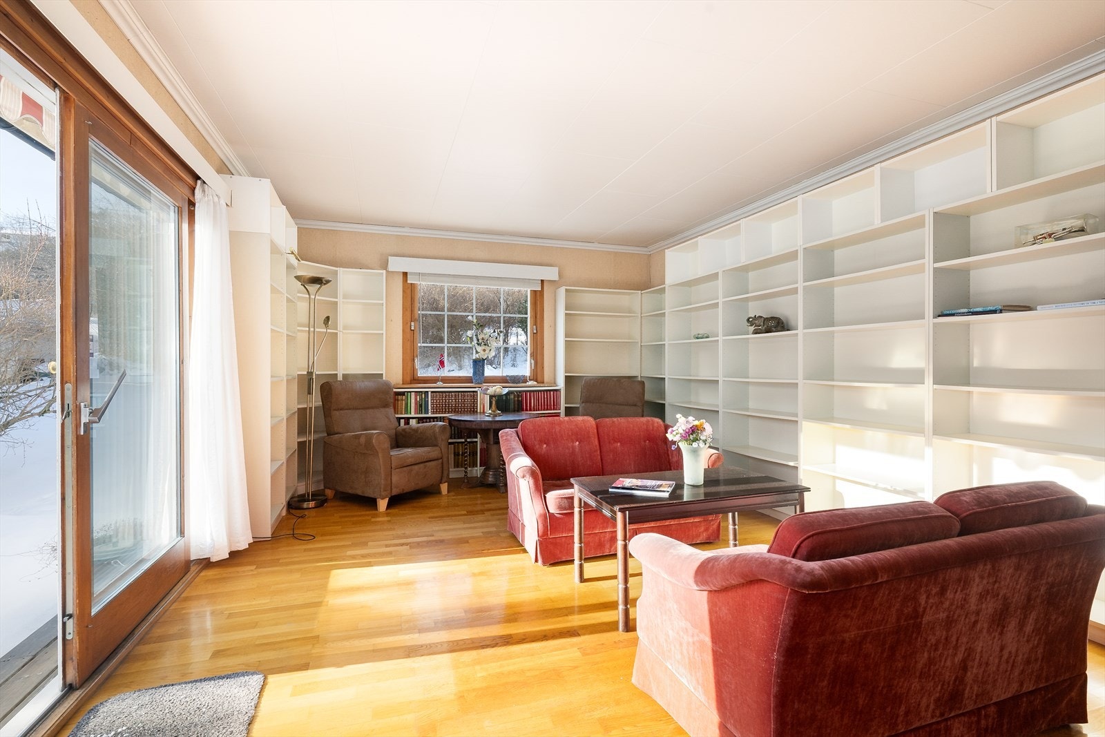 Over verandadøra er det montert markise for solskjerming. Galleribilde