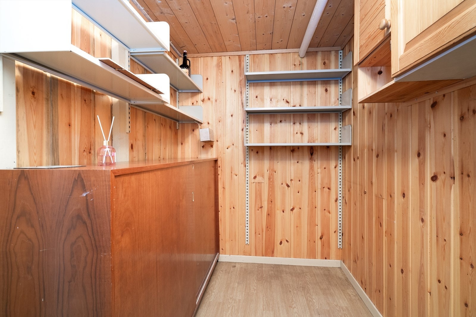 Bod med god oppbevaringsplass i underetasjen. Galleribilde