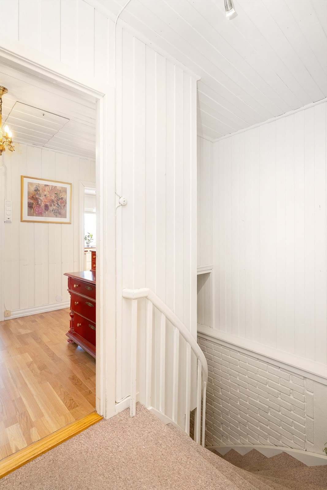 Boligen har hovedinngang i underetasjen, med teppebelagt trapp opp til hovedetasjen. Det er adkomst til kaldtloft via loftsluke i gangen. Galleribilde