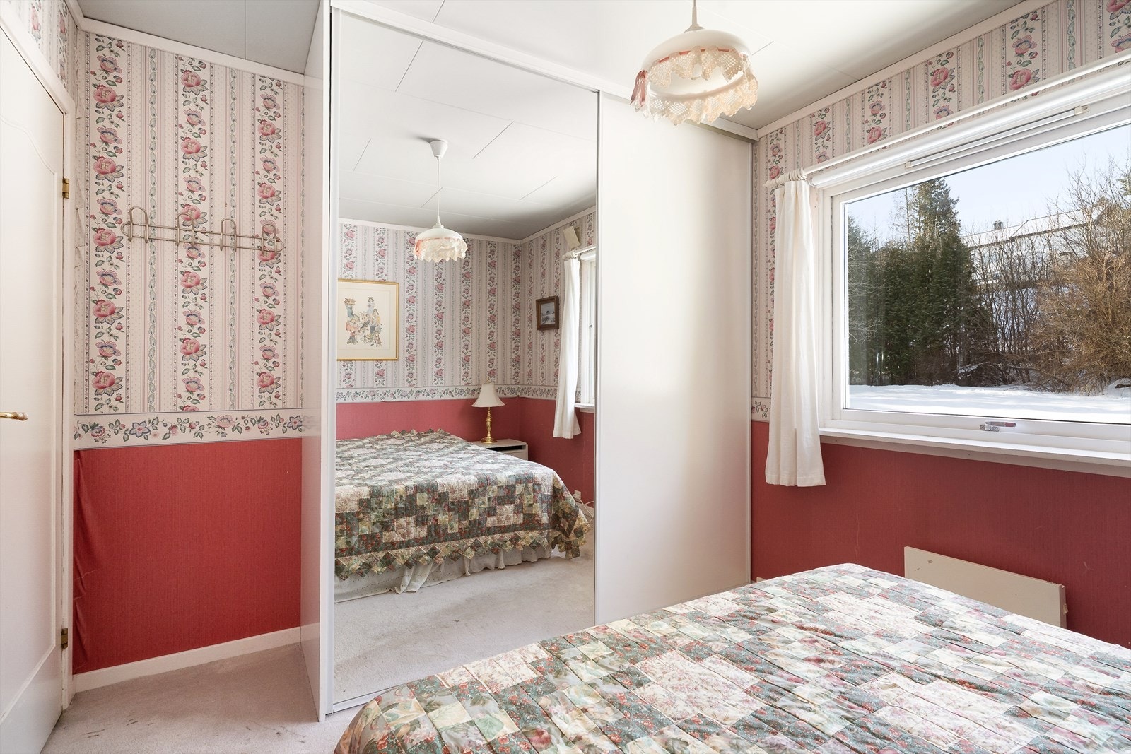 Alle soverommene har garderobeløsninger, og på hovedsoverommet er det skyvedørsgarderobe med speildør. Galleribilde