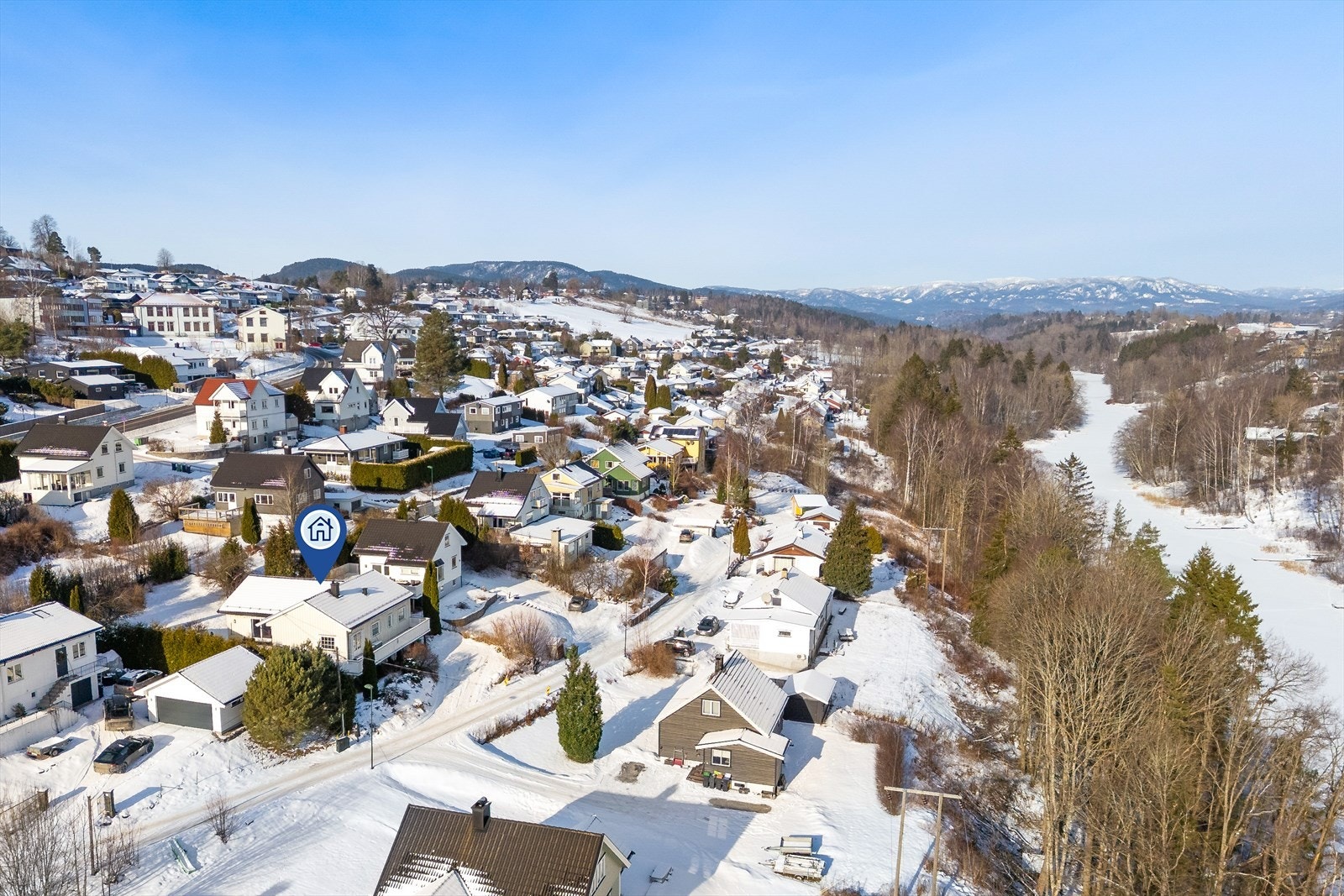 Området sogner til Stigeråsen barneskole og Gulset ungdomsskole som ligger et par, tre kilometer fra boligen. Langs Gulsetvegen er det etablert ny og sikker gangvei helt opp til Gulset. Galleribilde