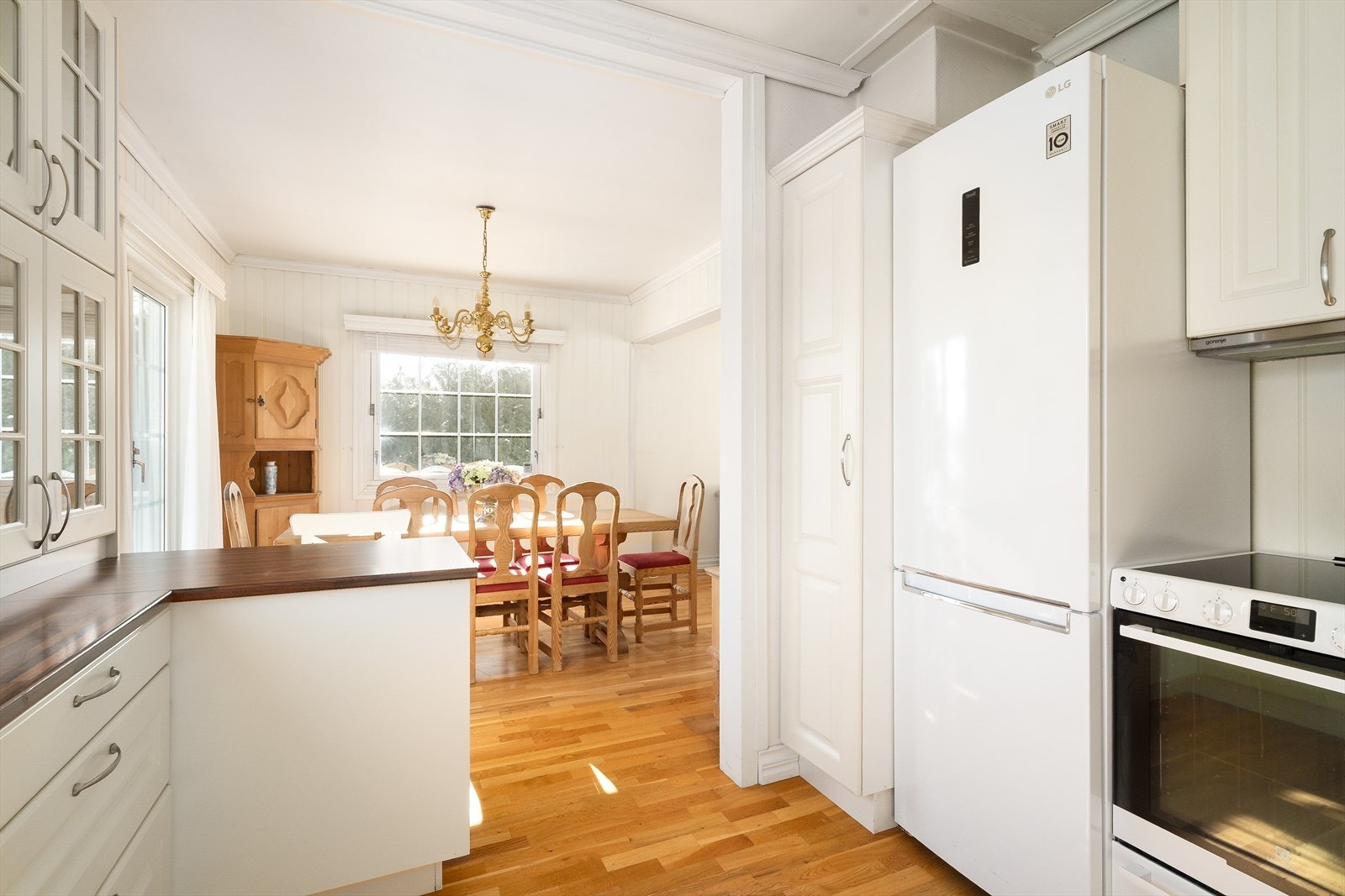 Kjøkkenet har integrert oppvaskmaskin, og det er avsatt plass til komfyr og kjøl/fryseskap. Over kokesonen er det ventilator med avtrekk ut. Galleribilde