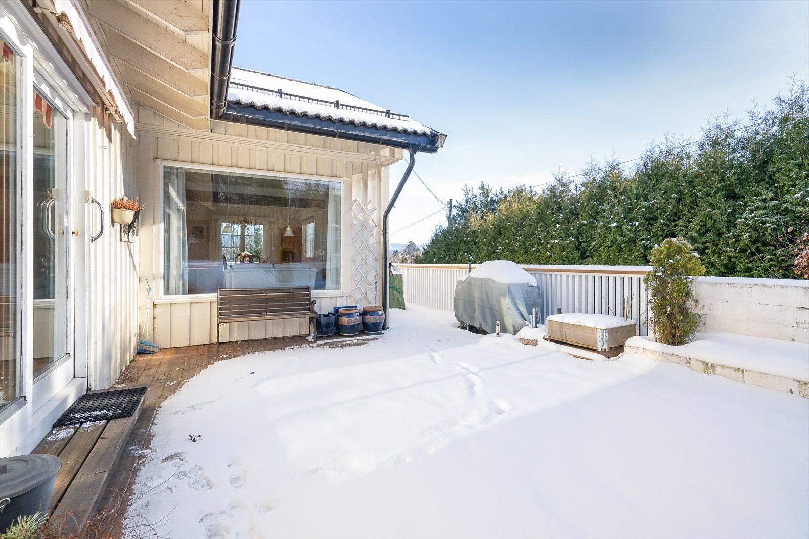 Den sydvestvendte terrassen med adkomst fra stua er etablert i 2008 og har god plass til diverse utemøbler. Galleribilde