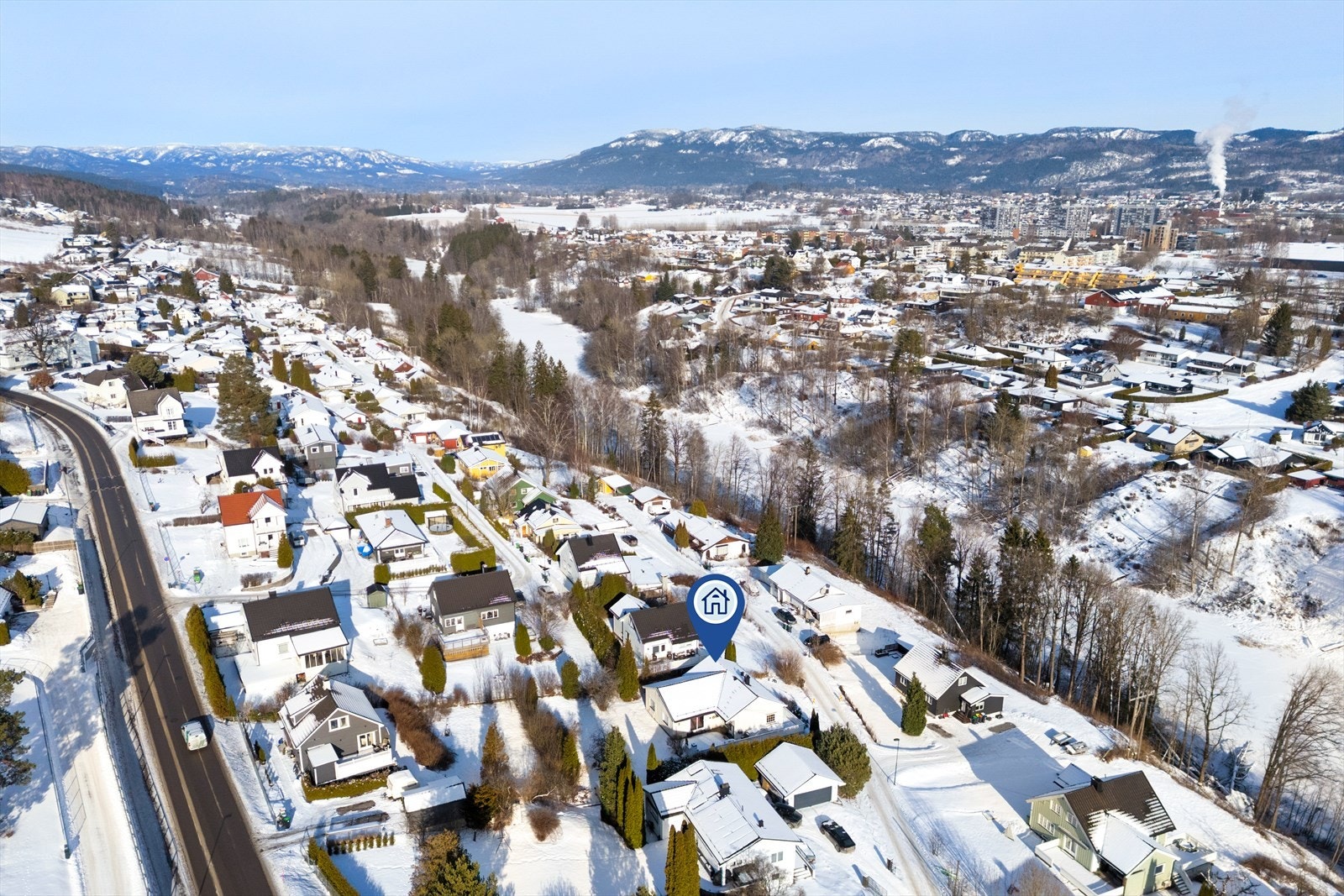 I nærområdet har du tilgang til butikkene på Gulset-senteret og på Myren. Det er kun en spasertur inn til Skiens sentrumsgater som kan tilby kjøpesentre og butikker, kafeer og restauranter, samt diverse kulturtilbud. Galleribilde
