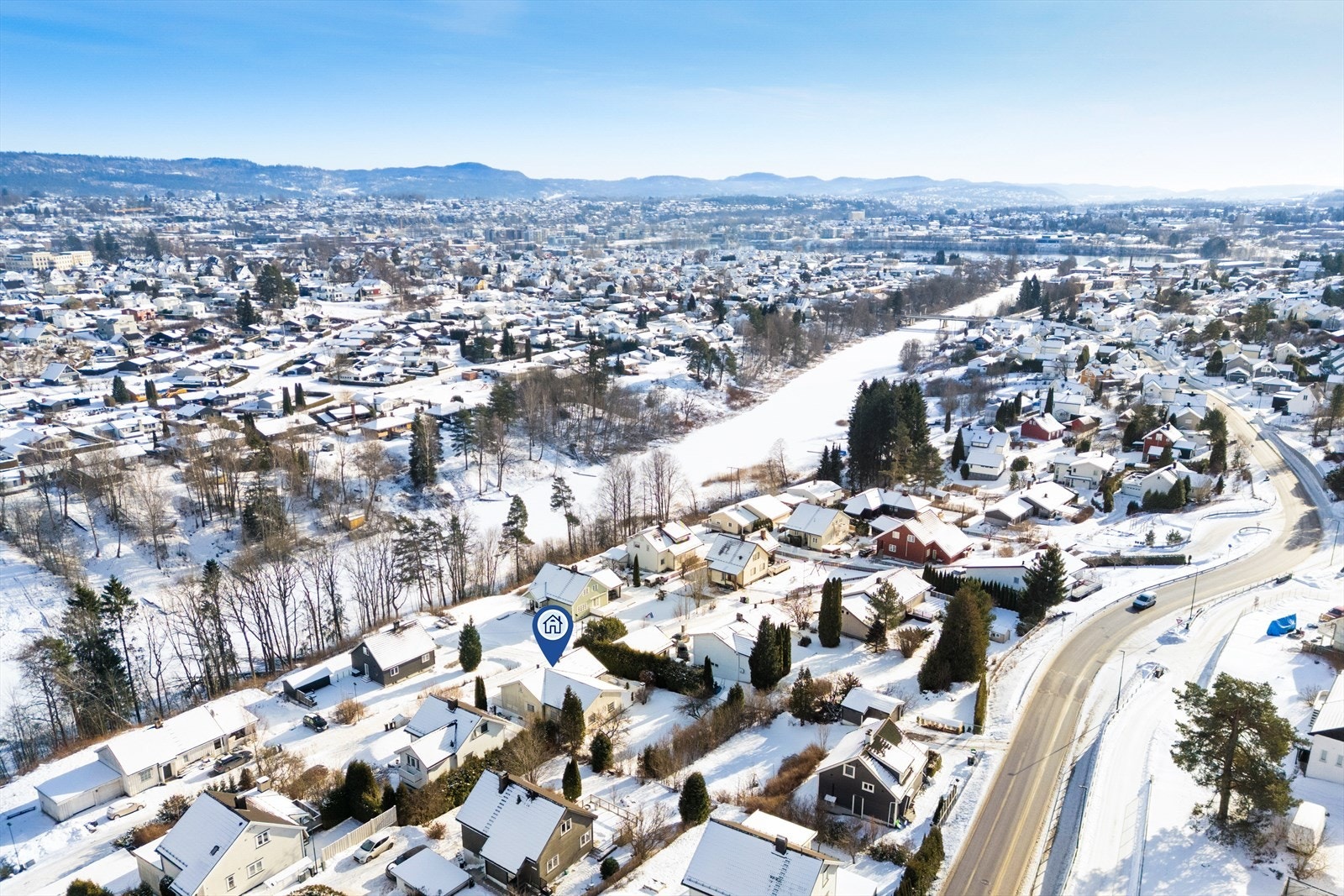 Eiendommen ligger fint til i en liten stikkveg uten gjennomgangstrafikk, i etablert og rolig boligområde på Strømdal - et par kilometer fra Skien sentrum. Galleribilde