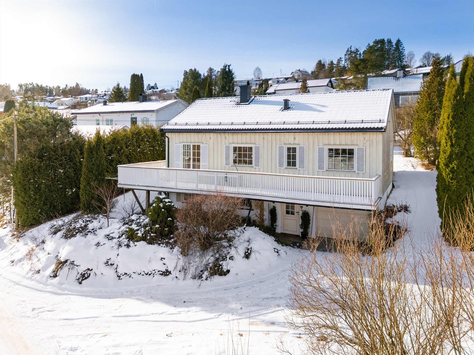 Det er parkering på gårdsplass i forkant av boligen, og i innlemmet garasje på 20 m2. Galleribilde