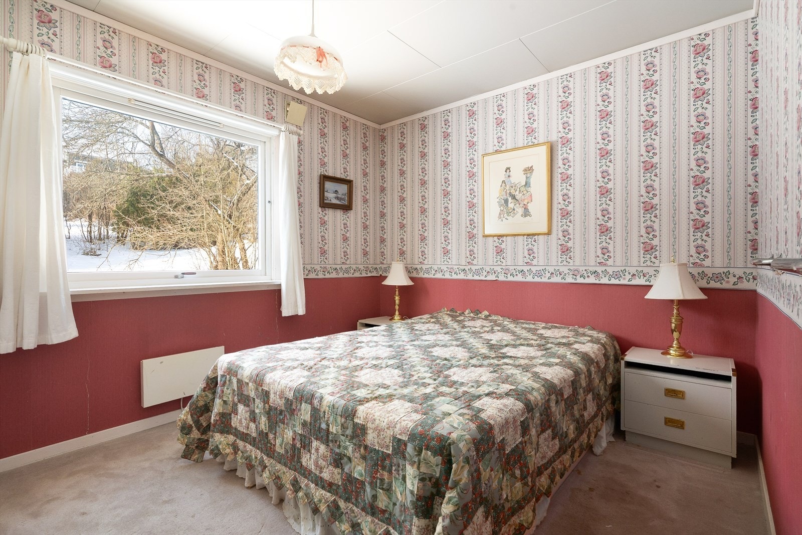 Boligen har en god planløsning, med soverommene plassert på motsatt side av oppholdsrommene. Galleribilde