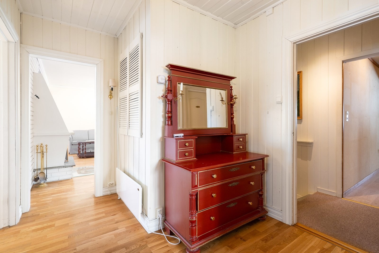 Her er det gangareal med parkettgulv som går videre inn i stuene og kjøkkenet og binder rommene fint sammen. Galleribilde