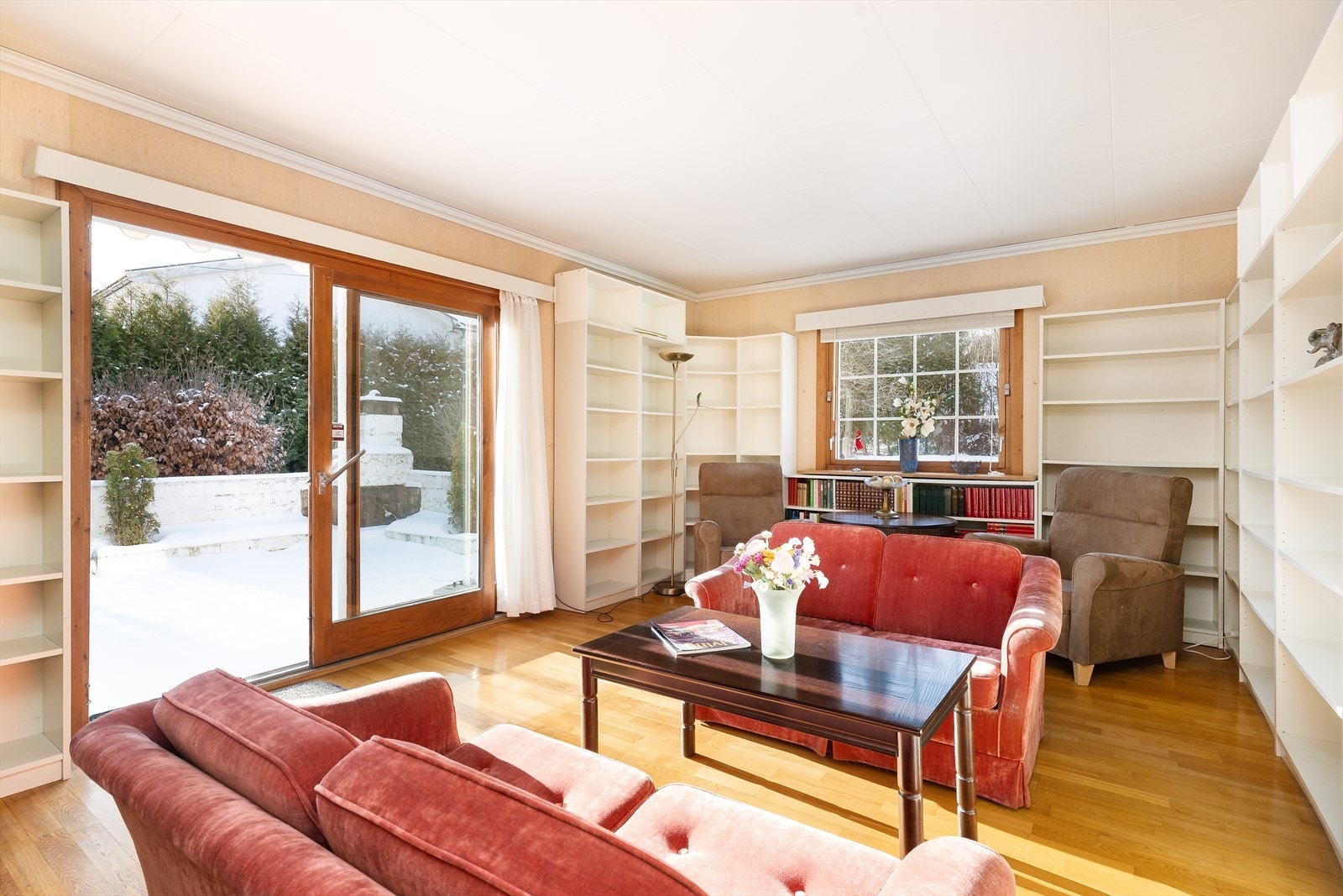 Fra denne stua er det heve-senkedør ut mot den solrike terrassen som ligger usjenert og fint til. Galleribilde