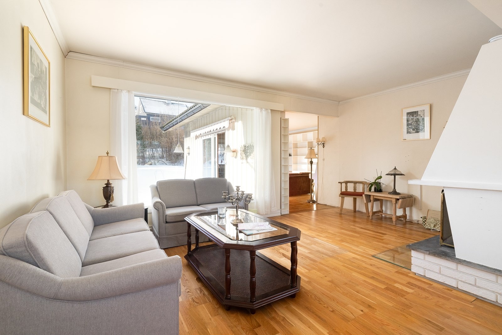 Familieboligen inneholder bl.a. to koselige stuer, romslig kjøkken med spiseplass, 4 soverom, toalett i begge etasjer, kjellerstue og eget vaskerom. Galleribilde