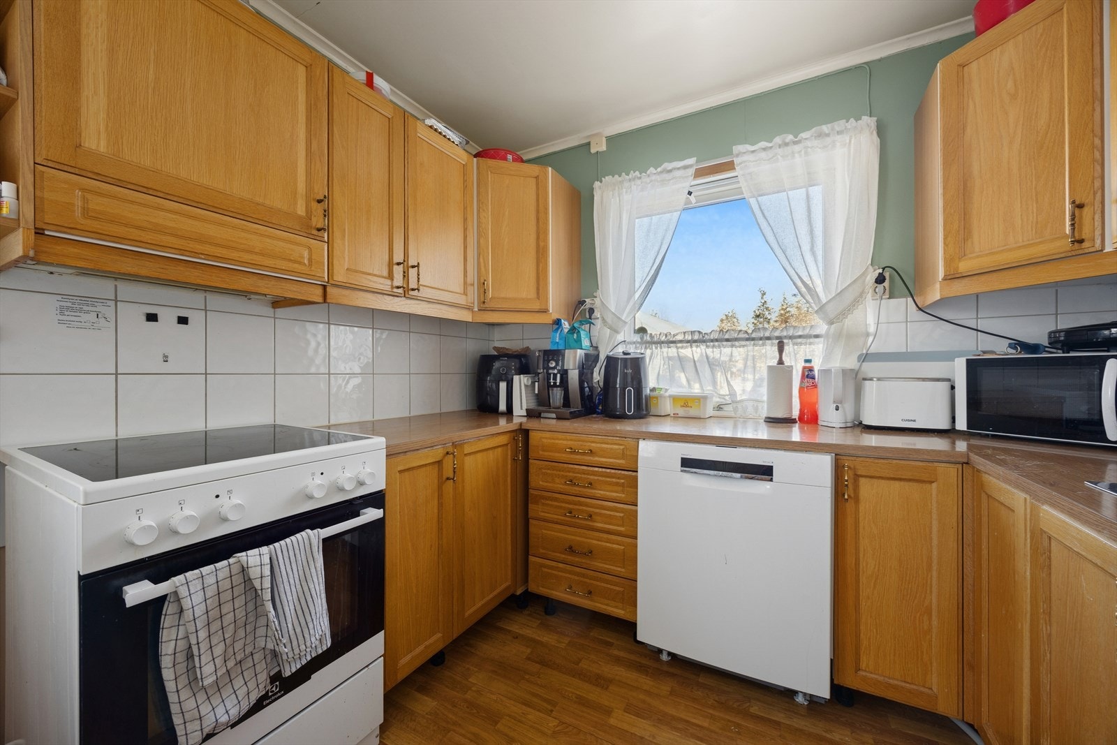 Kjøkkenet har innredning med profilerte fronter og benkeplate i laminat med vask. Galleribilde