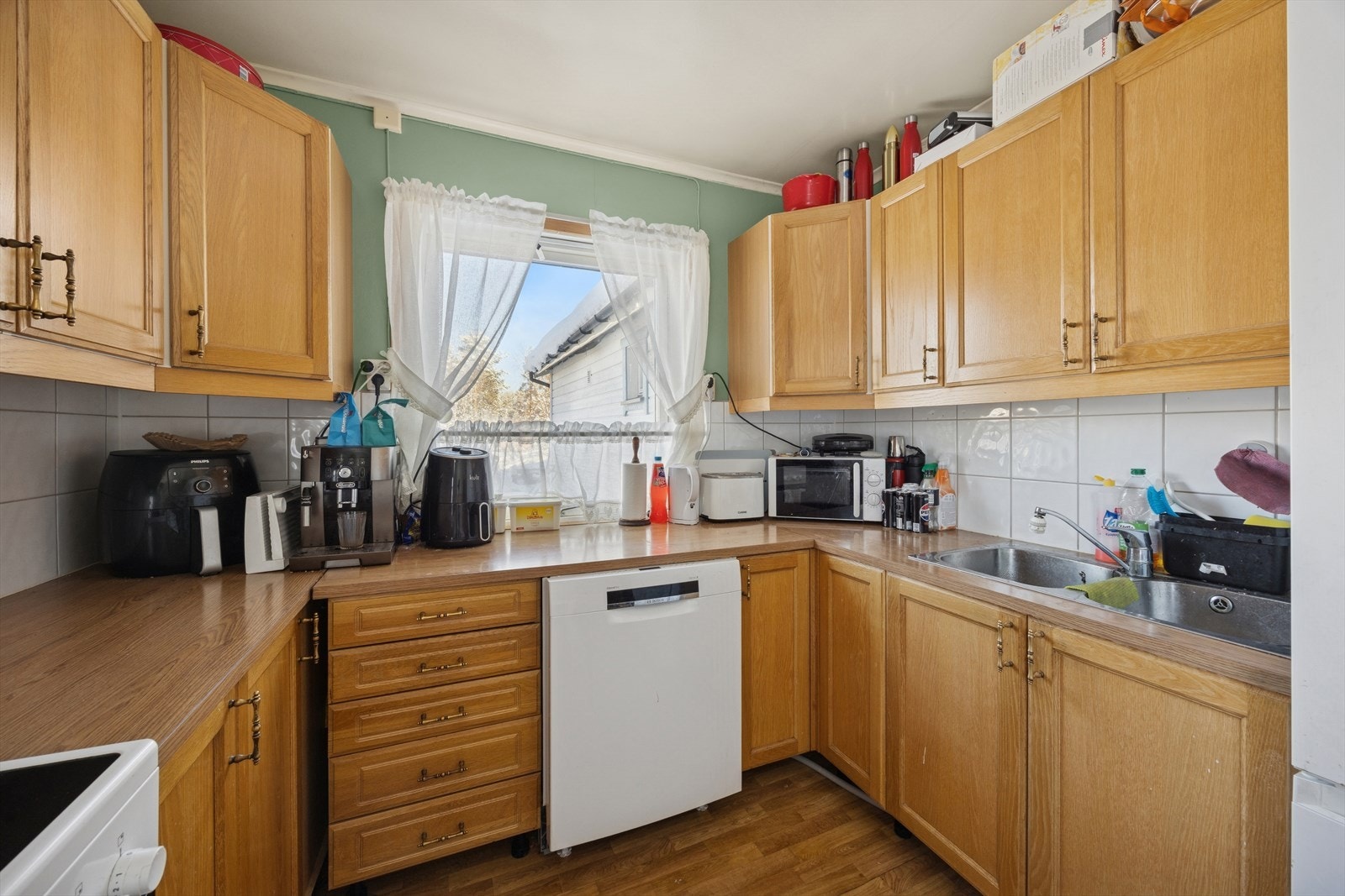 Innredningen består av både over- og underskap. Galleribilde