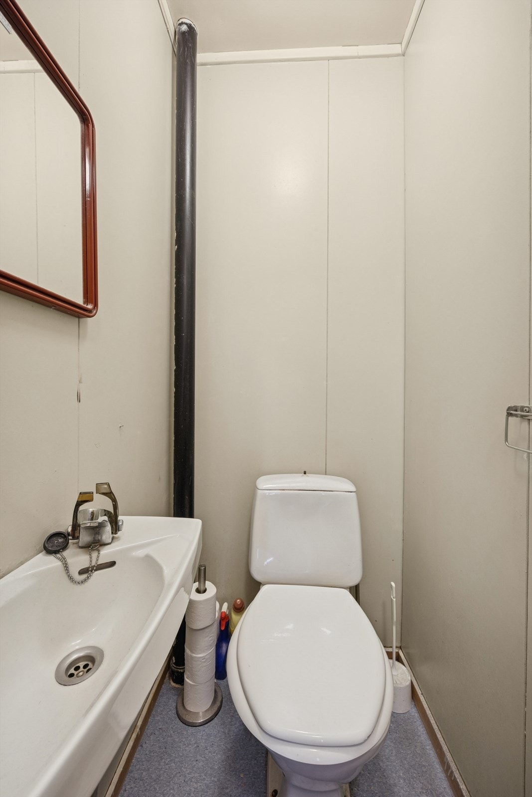 Boligen har et eget toalettrom, utstyrt med toalett og vask. Galleribilde