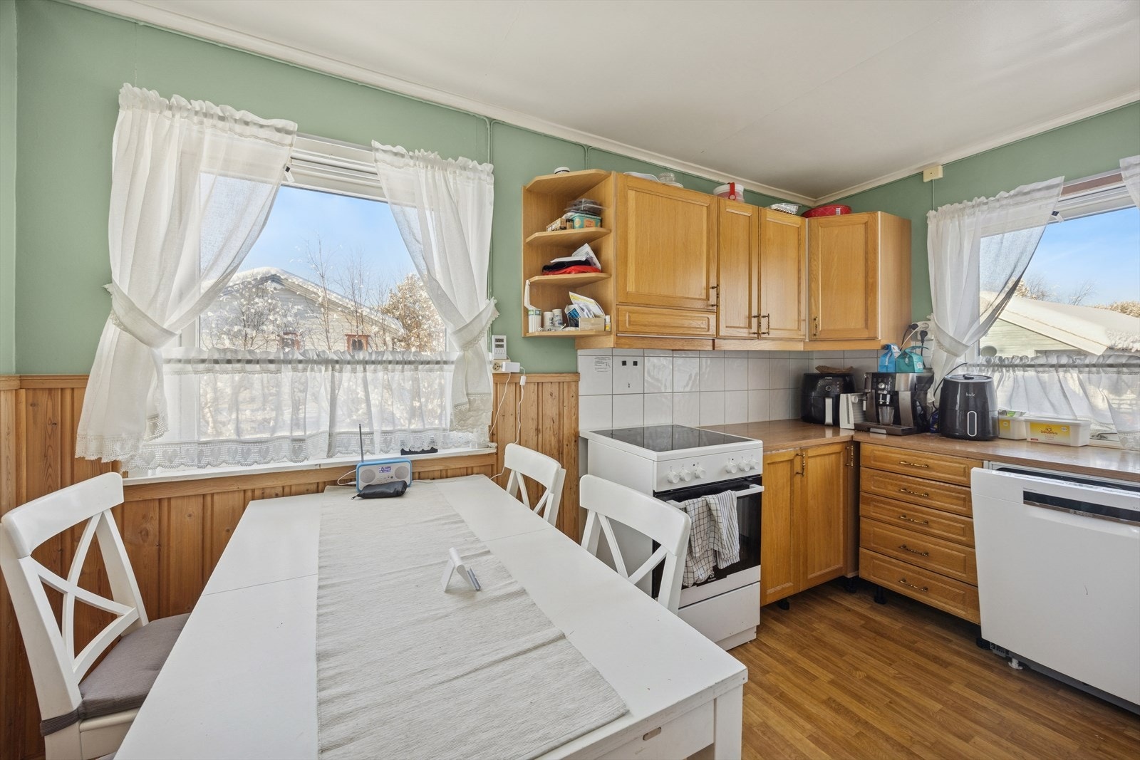 Kjøkkenområdet gir plass til å ha en spisegruppe om ønskelig. Galleribilde