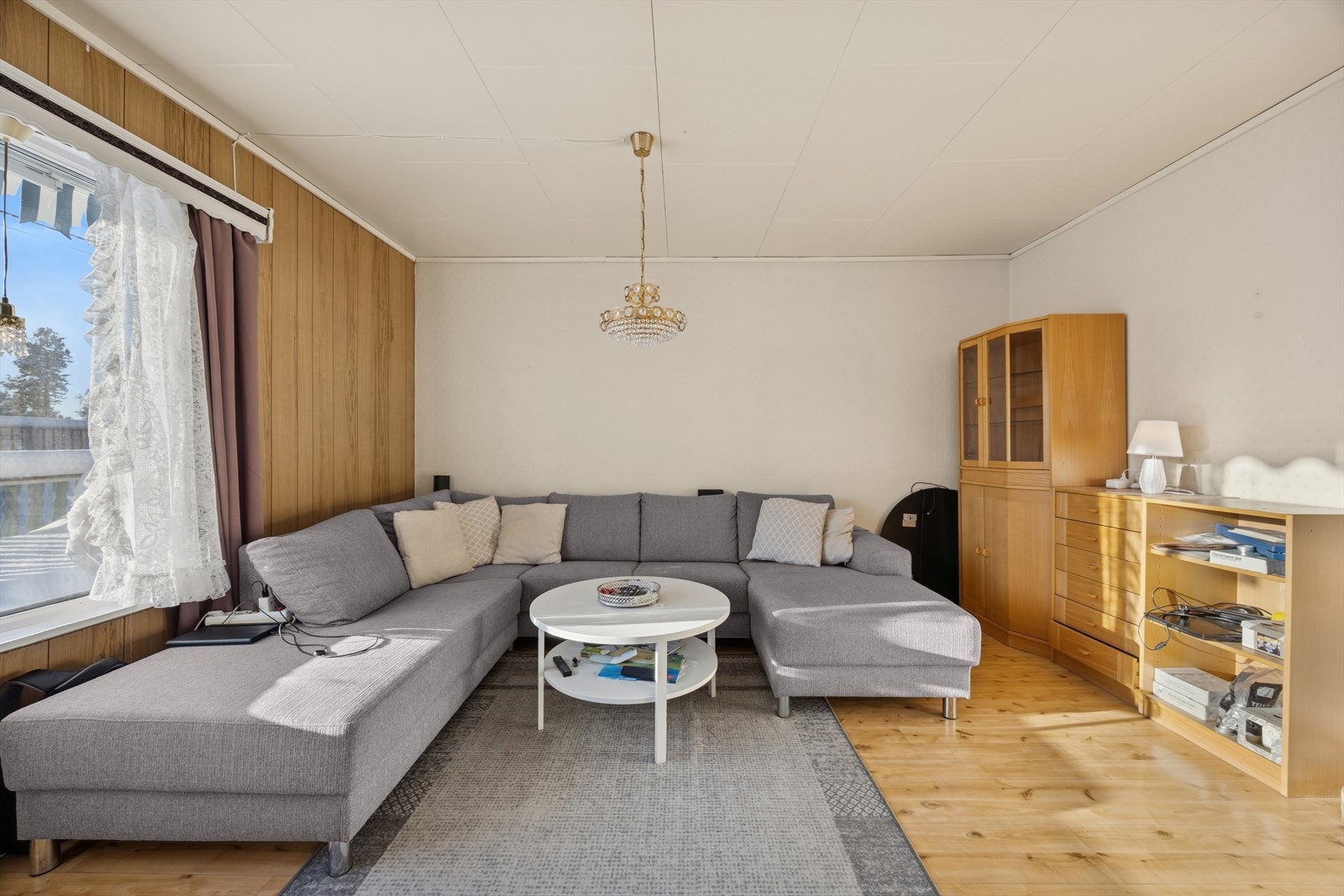 Boligen har to stuer, noe som gir fleksible møblerings- og innredningsmuligheter. Galleribilde