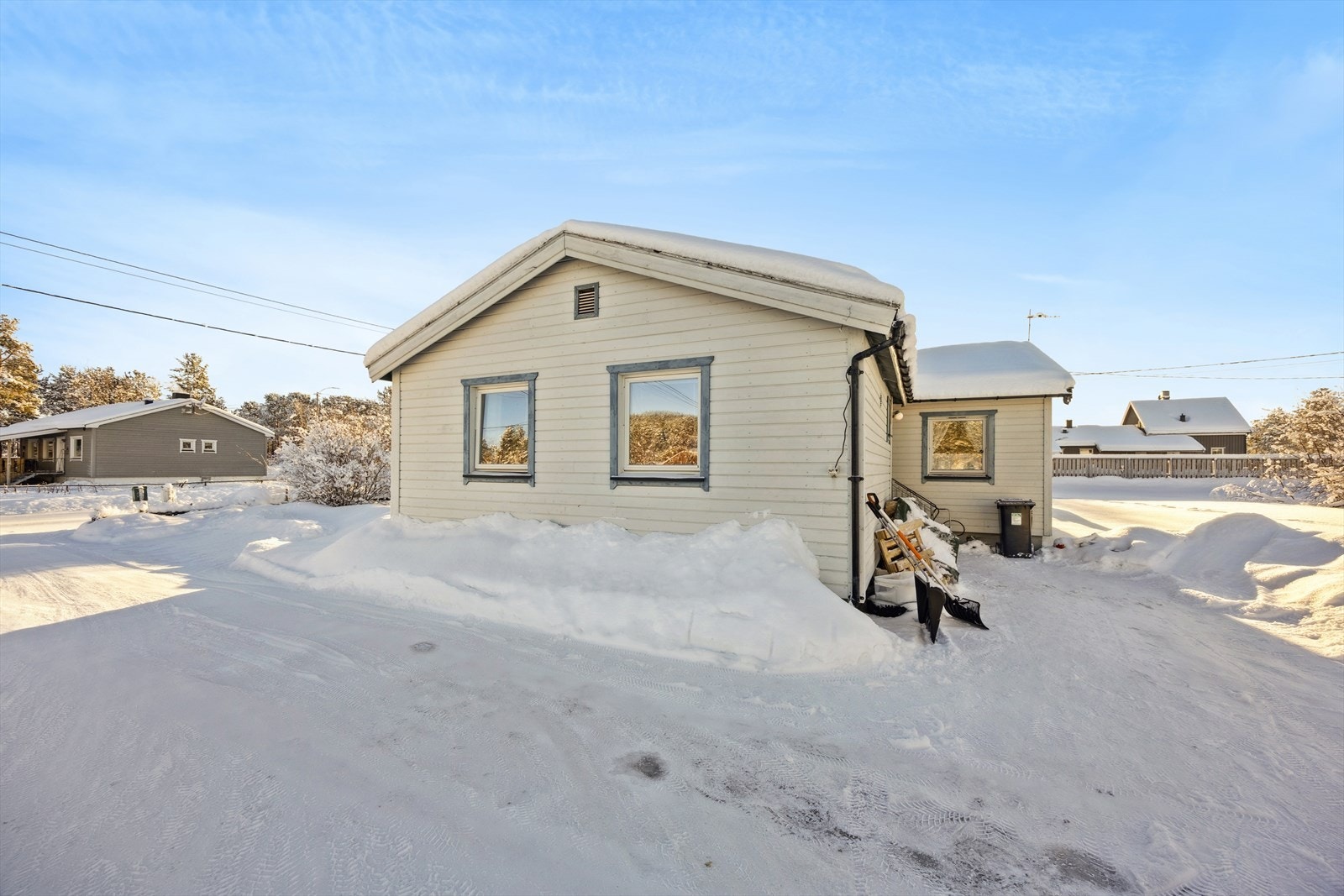 Eiendommen har en tilnærmet flat tomt som er opparbeidet med beplantning, plenarealer samt gruset innkjørsel. Galleribilde