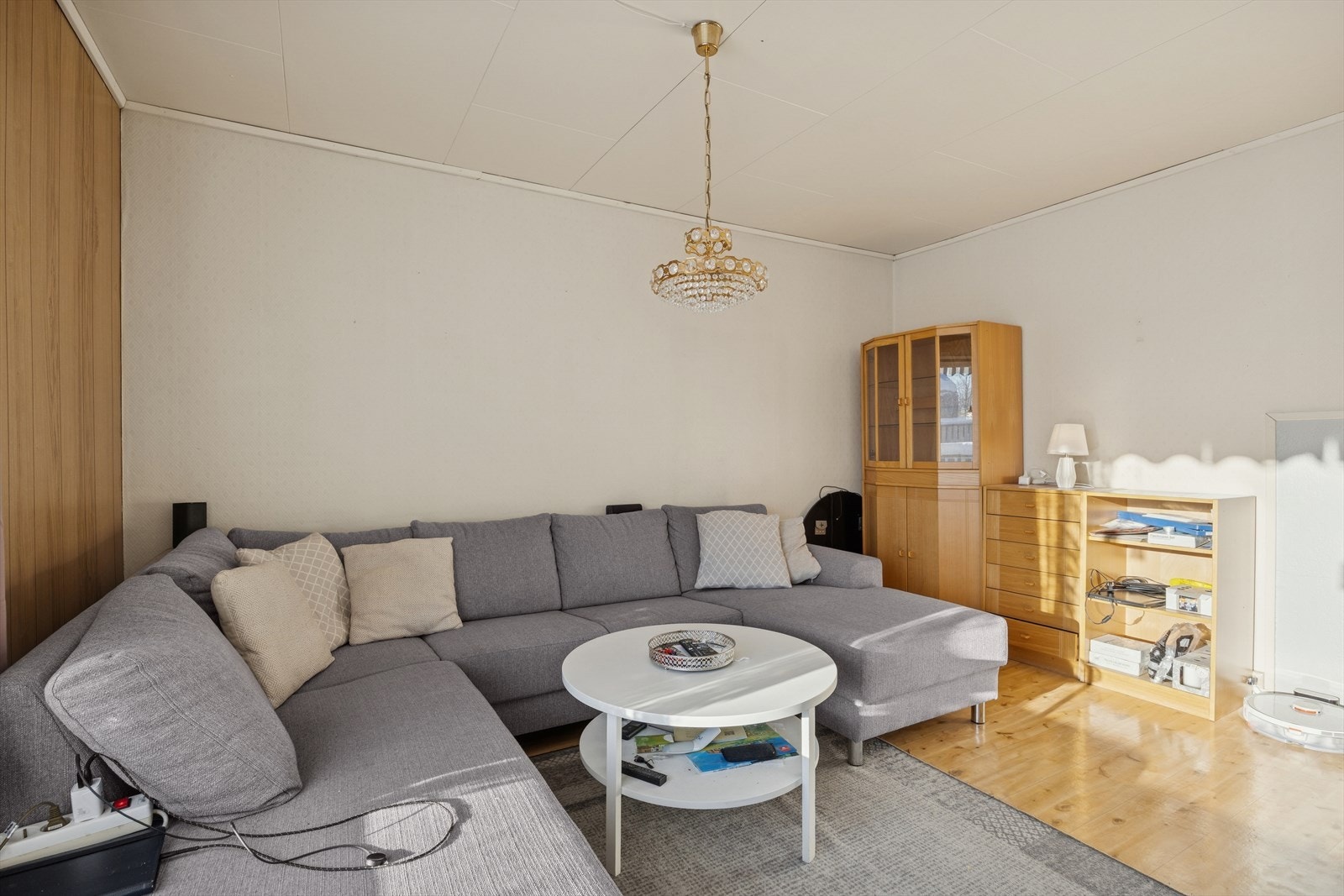 I hovedstuen er det installert vedovn, og herfra er det også direkte utgang til en trivelig terrasse. Galleribilde