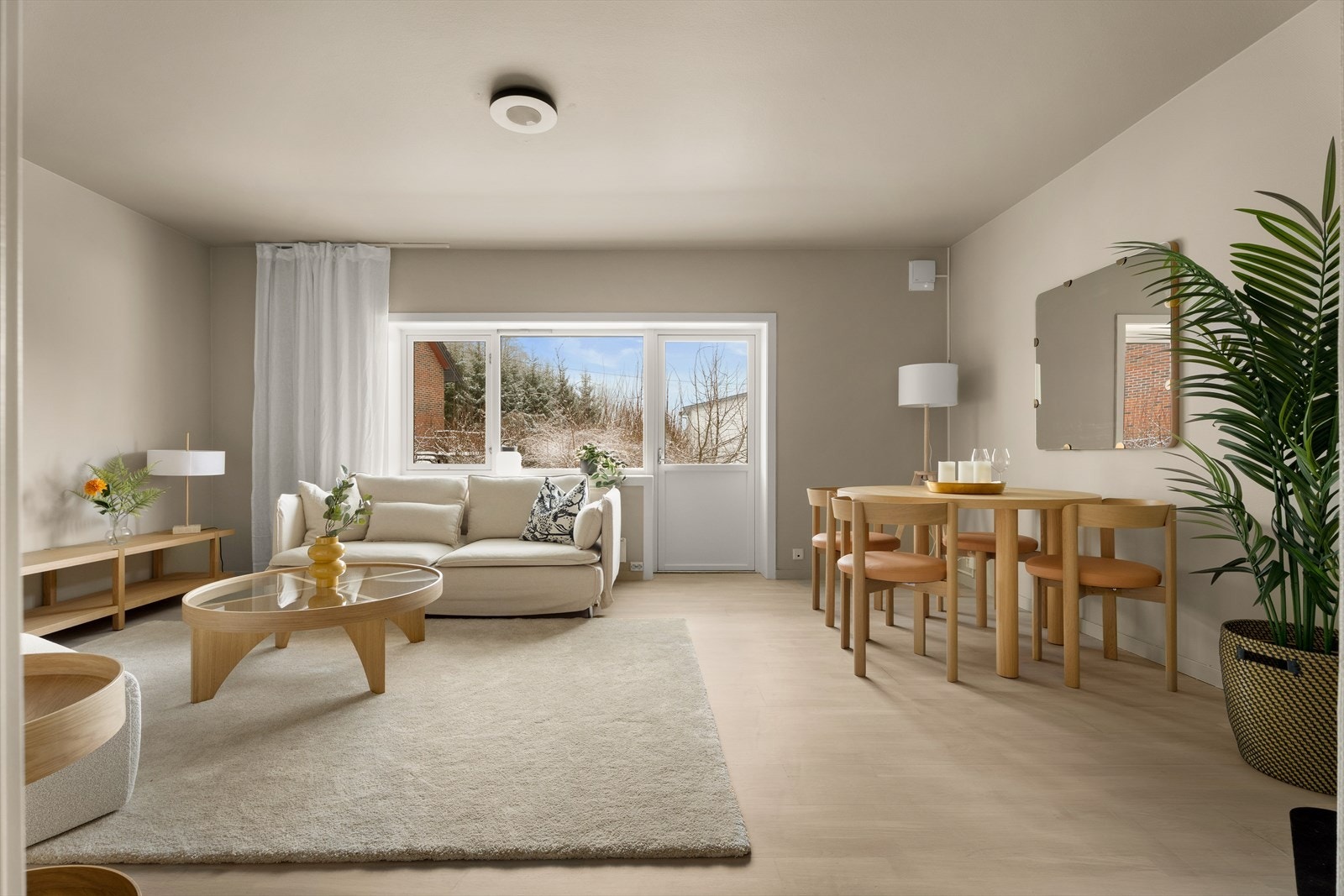 Stuen er romslig og gir fleksible møbleringsmuligheter, slik at du enkelt kan skape den stuen du ønsker. Galleribilde