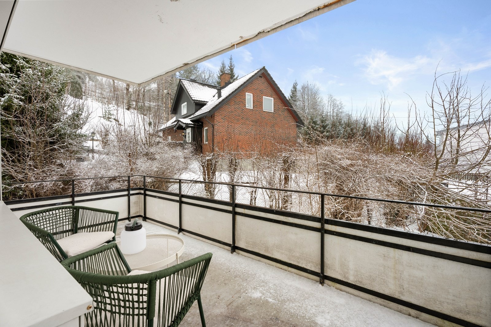 Balkongen er sørvendt og har suverene solforhold. Galleribilde